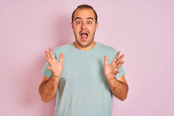 Hombre Joven Con Camiseta Azul Casual Pie Sobre Fondo Rosa —  Fotos de Stock