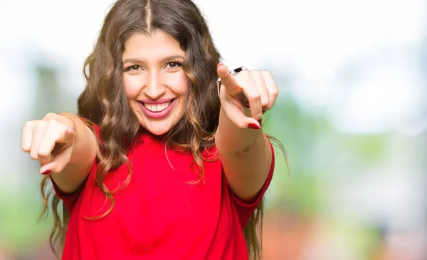 Jeune Belle Femme Portant Shirt Décontracté Pointant Vers Vous Caméra — Photo