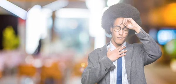 Joven Hombre Negocios Afroamericano Con Cabello Afro Usando Gafas Tocando —  Fotos de Stock