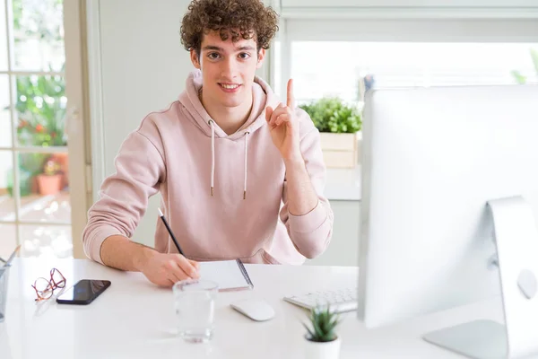 Jovem Estudante Usando Computador Estudando Escrita Notebook Surpreso Com Uma — Fotografia de Stock