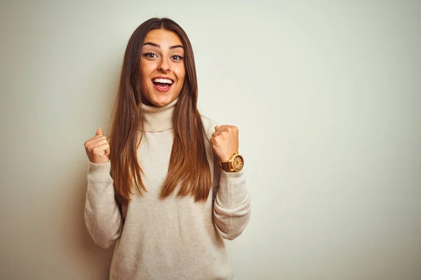 Jonge Mooie Vrouw Dragen Winter Coltrui Trui Geïsoleerde Witte Achtergrond — Stockfoto