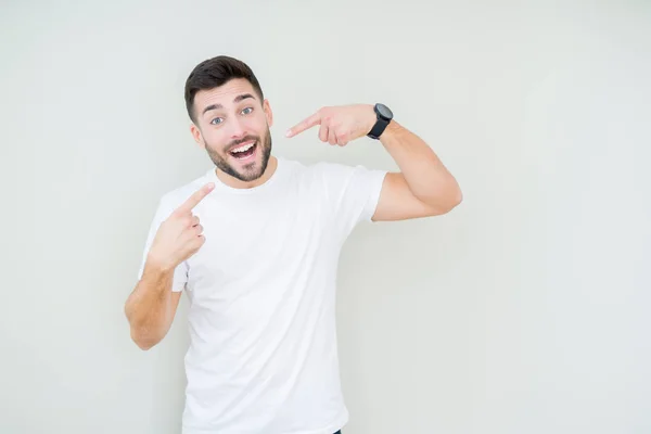 Homem Bonito Jovem Vestindo Casual Shirt Branca Sobre Fundo Isolado — Fotografia de Stock