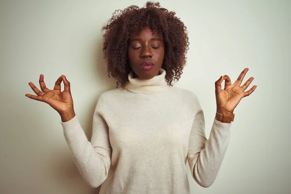 Jonge Afrikaanse Afro Vrouw Dragen Coltrui Trui Geïsoleerde Witte Achtergrond — Stockfoto