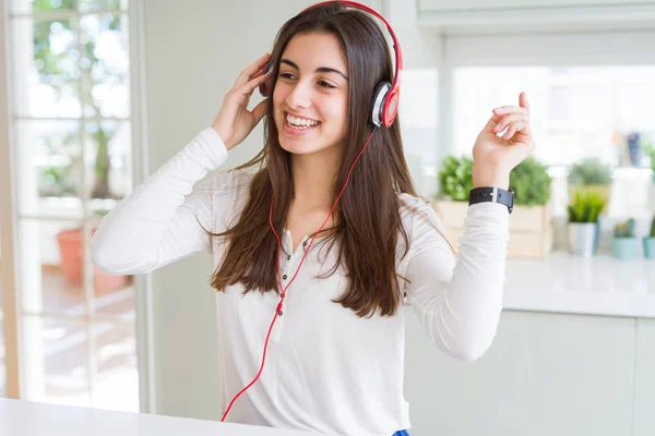 Mulher bonita usando fones de ouvido ouvindo música, enj — Fotografia de Stock