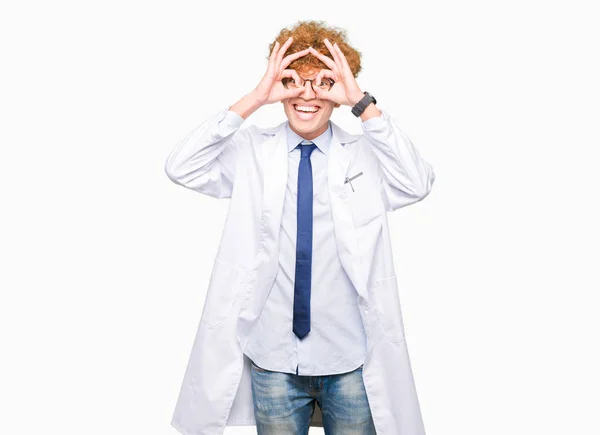 Mladý Pohledný Vědec Muž Nosí Brýle Dělají Gesto Jako Dalekohled — Stock fotografie
