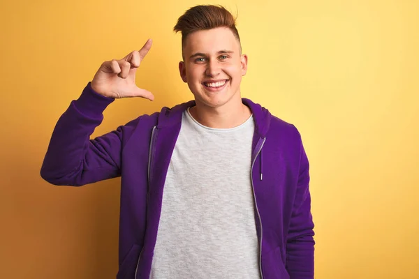 Joven Hombre Guapo Con Sudadera Púrpura Pie Sobre Fondo Amarillo — Foto de Stock