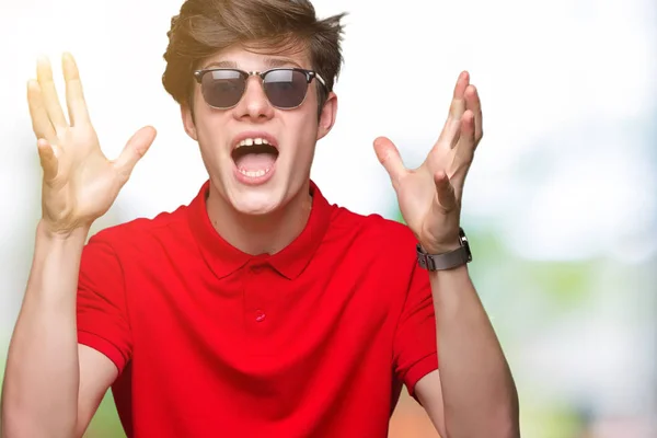 Joven Hombre Guapo Con Gafas Sol Sobre Fondo Aislado Celebrando — Foto de Stock