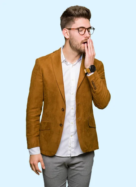 Joven Hombre Negocios Guapo Con Gafas Aburrido Bostezo Cansado Cubriendo — Foto de Stock