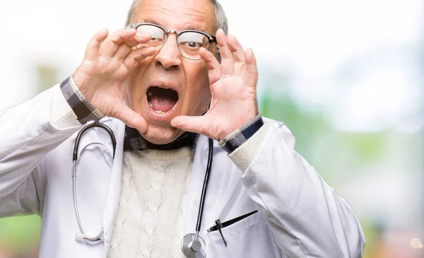 Bonito Médico Sênior Vestindo Casaco Médico Gritando Com Raiva Voz — Fotografia de Stock