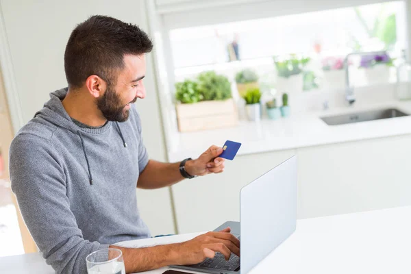 男子使用信用卡作为付款，当网上购物我们 — 图库照片