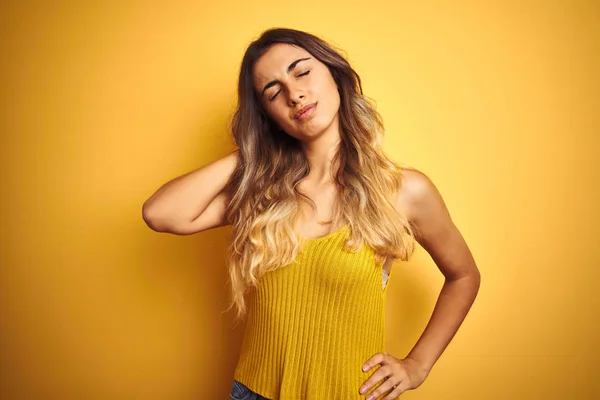 Joven Hermosa Mujer Usando Camiseta Sobre Fondo Aislado Amarillo Sufrimiento — Foto de Stock