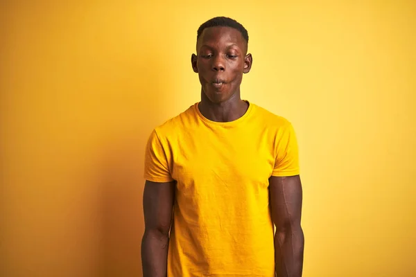 Hombre Afroamericano Joven Con Camiseta Casual Pie Sobre Fondo Amarillo — Foto de Stock