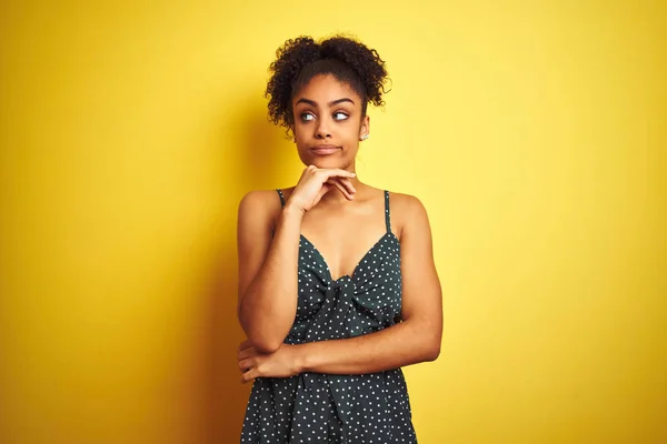 Afro Amerikaanse Vrouw Dragen Zomer Casual Groene Jurk Geïsoleerde Gele — Stockfoto