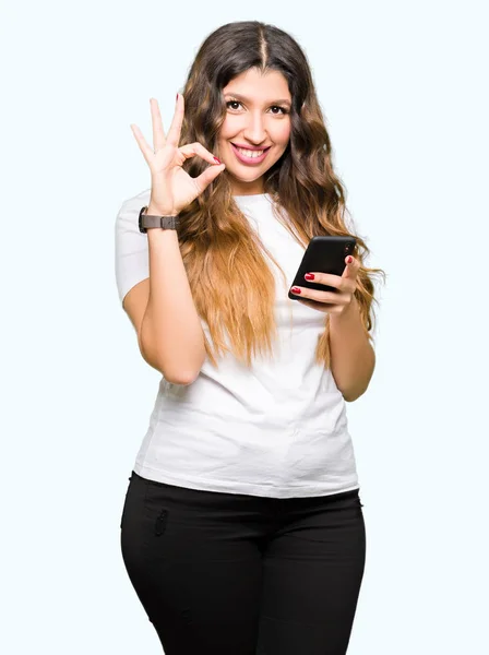 Mulher Adulta Jovem Usando Smartphone Fazendo Sinal Com Dedos Excelente — Fotografia de Stock