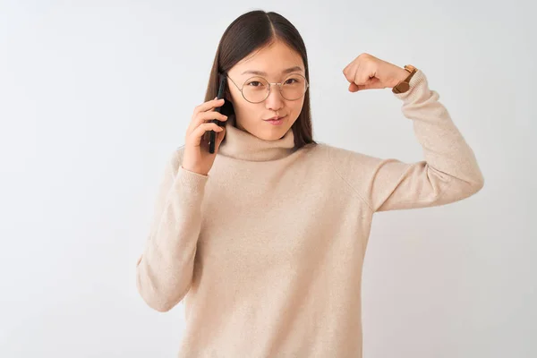 Молода Китайська Жінка Розмовляє Смартфоні Над Ізольованим Білим Фоном Сильна — стокове фото