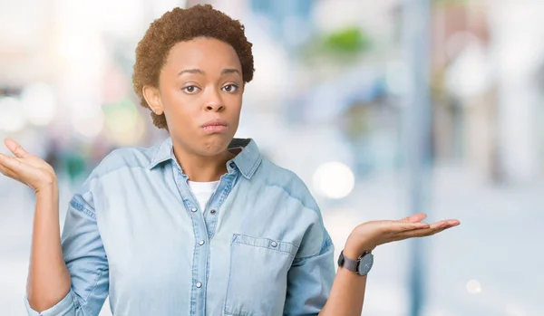 Joven Mujer Afroamericana Hermosa Sobre Fondo Aislado Expresión Despistada Confusa — Foto de Stock