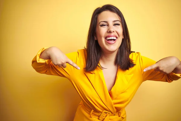 Jonge Mooie Brunette Vrouw Het Dragen Van Elegante Jurk Gele — Stockfoto