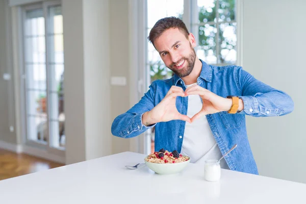 Hombre Guapo Comiendo Cereales Para Desayuno Casa Sonriendo Amor Mostrando — Foto de Stock