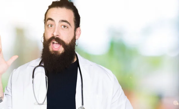 Läkare Med Långt Hår Bär Medicinsk Kappa Och Stetoskop Pekande — Stockfoto