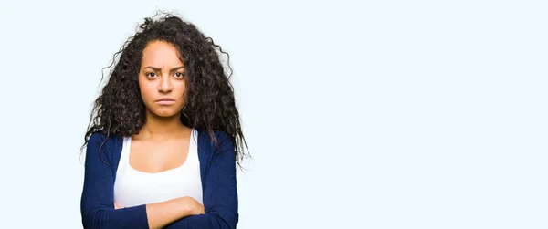 Menina Bonita Nova Com Cabelo Encaracolado Cético Nervoso Desaprovando Expressão — Fotografia de Stock