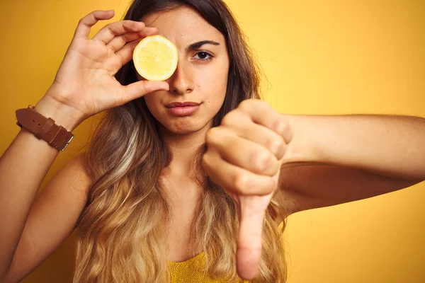 Jovem Mulher Bonita Segurando Limão Olho Sobre Fundo Isolado Amarelo — Fotografia de Stock