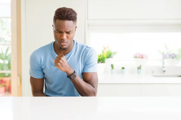 Knappe Afro Amerikaanse Man Draagt Casual Shirt Thuis Gevoel Onwel — Stockfoto