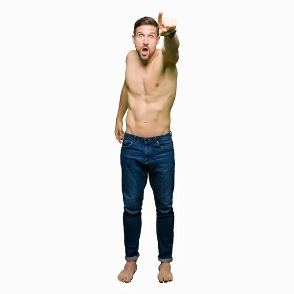 Hombre Guapo Sin Camisa Mostrando Pecho Desnudo Señalando Con Dedo —  Fotos de Stock