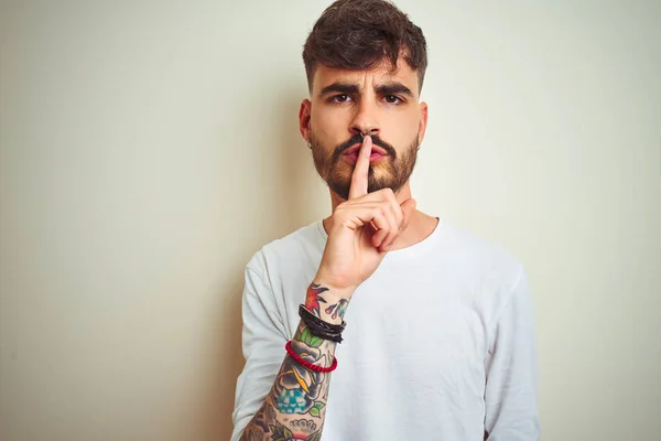 Jovem Com Tatuagem Vestindo Camiseta Sobre Fundo Branco Isolado Pedindo — Fotografia de Stock