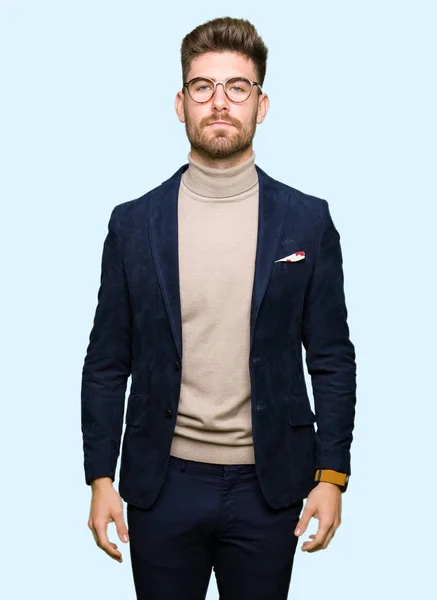 Junger Gutaussehender Geschäftsmann Mit Brille Und Ernstem Gesichtsausdruck Einfacher Und — Stockfoto