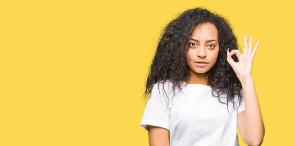 Mooi Meisje Met Krullend Haar Dragen Casual Wit Shirt Lachende — Stockfoto