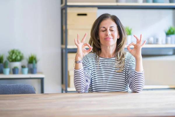 Donna Anziana Mezza Età Seduta Tavola Casa Rilassarsi Sorridere Con — Foto Stock