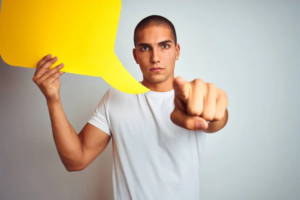 Junger Mann Mit Gelber Sprechblase Über Weißem Isoliertem Hintergrund Der — Stockfoto