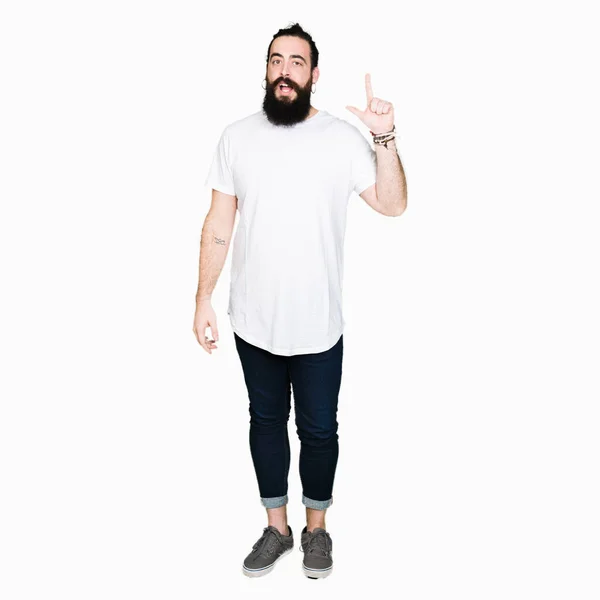 Jeune Homme Hipster Aux Cheveux Longs Barbe Portant Shirt Blanc — Photo