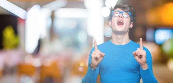 Giovane Bell Uomo Che Indossa Occhiali Blu Sfondo Isolato Stupito — Foto Stock