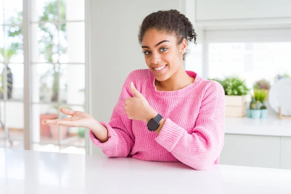 Hermosa Mujer Afroamericana Con Pelo Afro Vistiendo Suéter Rosa Casual —  Fotos de Stock