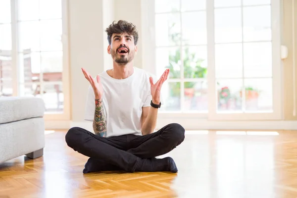 Jonge Man Werken Zittend Casual Vloer Thuis Gek Boos Schreeuwen — Stockfoto