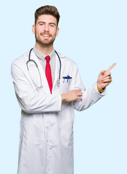 Yüzünde Büyük Bir Gülümseme Ile Tıbbi Ceket Giyen Genç Yakışıklı — Stok fotoğraf