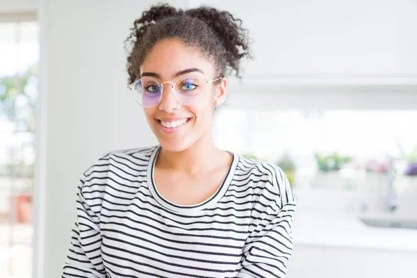 Linda Jovem Afro Americana Com Cabelo Afro Vestindo Óculos Com — Fotografia de Stock