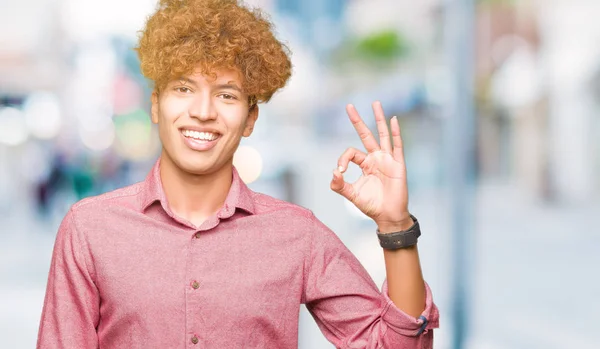 Jonge Knappe Zakenman Met Afro Haar Lachende Positieve Doen Teken — Stockfoto