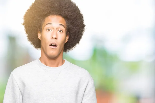Ung Afrikansk Amerikansk Man Med Afro Hår Klädd Sportig Sweatshirt — Stockfoto