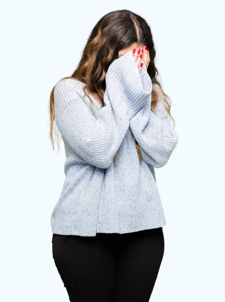 Jovem Mulher Bonita Vestindo Camisola Inverno Com Expressão Triste Cobrindo — Fotografia de Stock