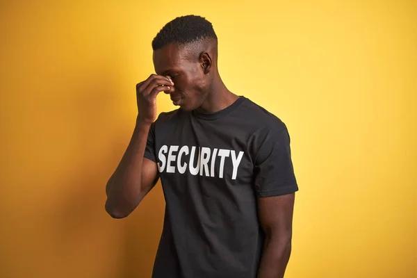 Africano Americano Salvaguardar Homem Vestindo Uniforme Segurança Sobre Fundo Amarelo — Fotografia de Stock