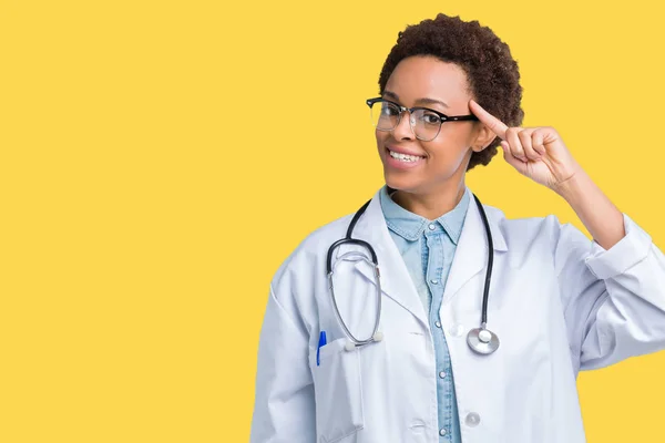 Junge Afrikanisch Amerikanische Ärztin Mit Medizinischem Mantel Über Isoliertem Hintergrund — Stockfoto