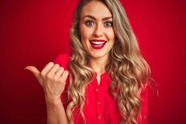 Junge Schöne Frau Steht Über Rotem Isoliertem Hintergrund Und Zeigt — Stockfoto