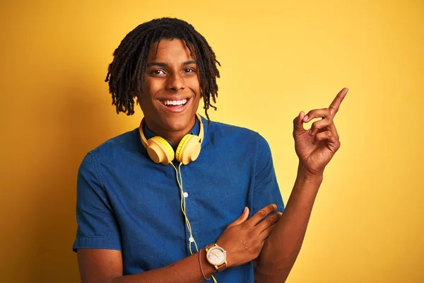 Hombre Afroamericano Con Rastas Usando Auriculares Sobre Fondo Amarillo Aislado —  Fotos de Stock