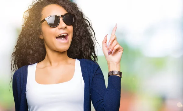 Menina Bonita Nova Com Cabelo Encaracolado Usando Óculos Sol Moda — Fotografia de Stock