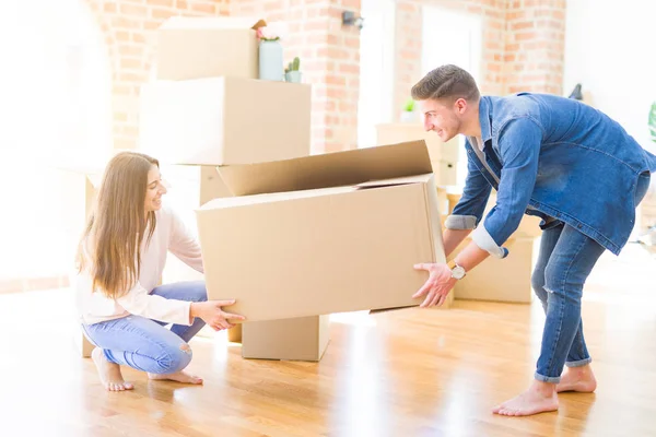 Hermosa Pareja Joven Sonriendo Amor Sosteniendo Una Gran Caja Cartón — Foto de Stock