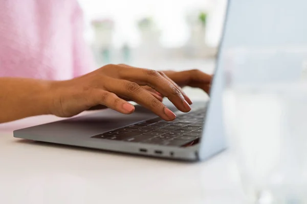 Закрыть молодую женщину, работающую с ноутбуком — стоковое фото