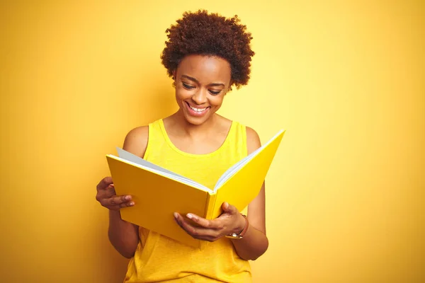 Afrikansk Amerikansk Kvinna Läser Bok Över Gul Isolerad Bakgrund Med — Stockfoto
