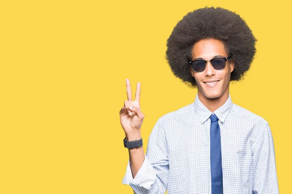 Joven Hombre Negocios Afroamericano Con Pelo Afro Usando Gafas Sol —  Fotos de Stock